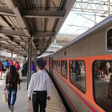 台鉄の電車が着いたホーム