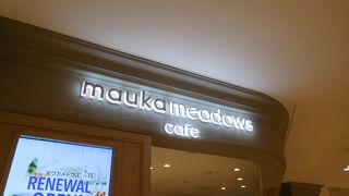 明るい雰囲気のカフェ