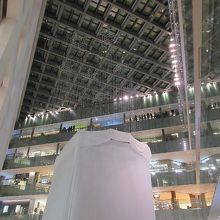 クリスマスツリーの設営工事中でした。