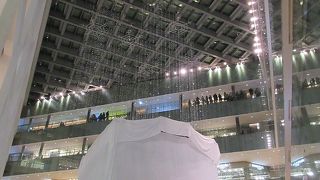 東京駅を出てすぐ。１１月に訪問した時にはツリーの設営工事中でした。