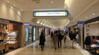 飲食店よりも物販のお店の方が多い感じです。