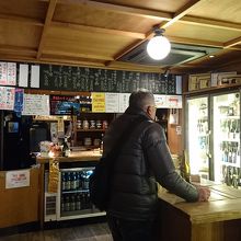 店内は日本酒がたくさん。