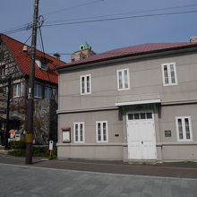 左が売店、右が旧宅です。