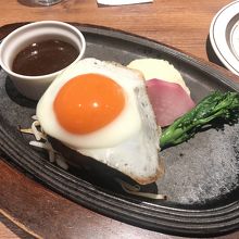 目玉焼きハンバーグ　レギュラー1,750円