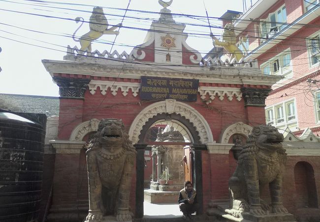 ルドラヴァルナ寺院