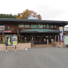 橋に際に物産センターがあります