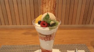 見た目のインパクトも凄いが、お味もかなり美味しいパフェを頂きました!