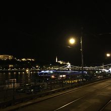 夜はライトアップされている王宮