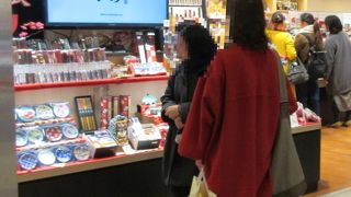 動物の顔がプリントされたハンカチなど可愛らしく土お土産にも良いと思います。