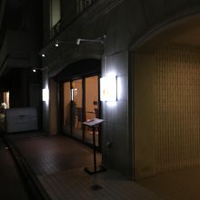 ガラス張りの外観