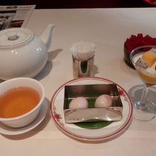 デザートのマンゴプリント請求書と一緒にくるカスタード饅頭