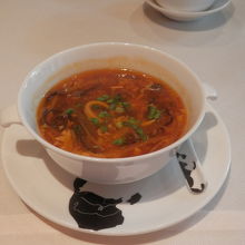 定番のホット＆サワースープ、他のお店のとは全然違うお味です。