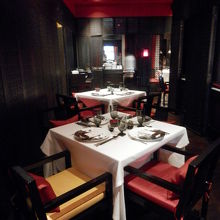 店内は少し暗め