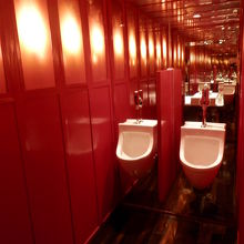 トイレも真赤です