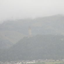 雨に煙る塔です