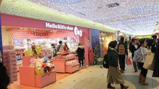 広い層の女性に人気のお店です。