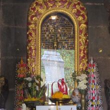 中には仏像らしいものがあります