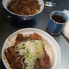 手前が私のホルモン丼　奥は友人の牛丼