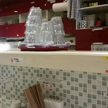 店内はカウンター式で、結構綺麗です。座る位置は店員の指示です