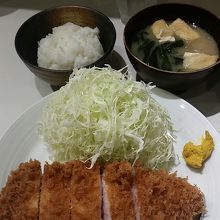 食券渡して料理がでるまでは結構時間待ちがある。味は値段なり