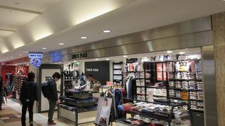 マフラーなどのアイテムも販売していました。