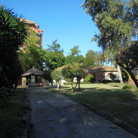 広い庭の中にあり、お城のようです。