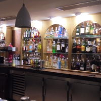 バーカウンターはエントランス横にあります。