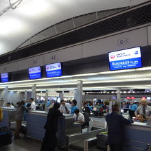 国際線チェックインカウンター(JAL)