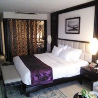 ベットの先がバスルームです