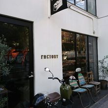 白壁がかわいい店舗外観