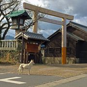 東海道五十三次、宿場町関宿の東海道と伊勢別街道の分岐点に建つ鳥居。