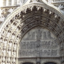 大聖堂の入り口　彫像がすごい