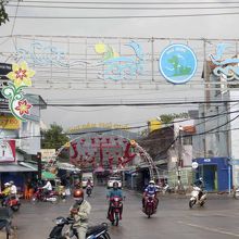 マーケット前は沢山のバイクが走り回り、活況です