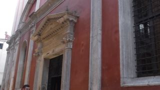 レンガ色の外観