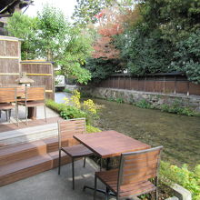 白川に面したテラス席は気候が良ければ是非座りたい