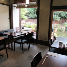 椅子席18席です