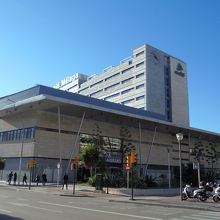 バスステーションから見たマラガ鉄道駅。隣合わせです。