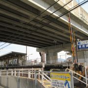 高松空港のバス停が近くに在る。