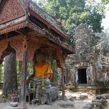 石仏と東塔門。
