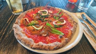 イカスミのピザ