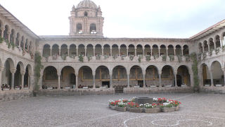 綺麗な建物と庭園