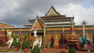 派手な寺院だわー