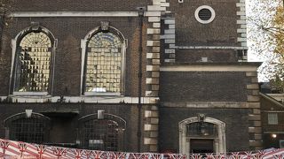 教会前ではマーケットが開催される