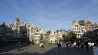 中世の建物が並ぶ広場