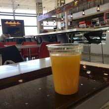 カフェでオレンジジュースを