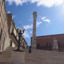 街中にたつ円柱