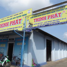 空いた扉から工場の中を見学することができます