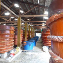 工場内には大きな木製樽が並んでいます