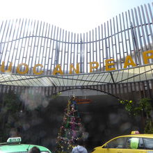 店の入り口、タクシーやバスでの訪問者が多い印象