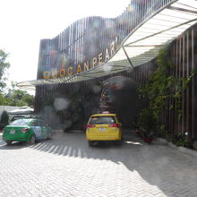 ショップ前には広めの駐車場があります